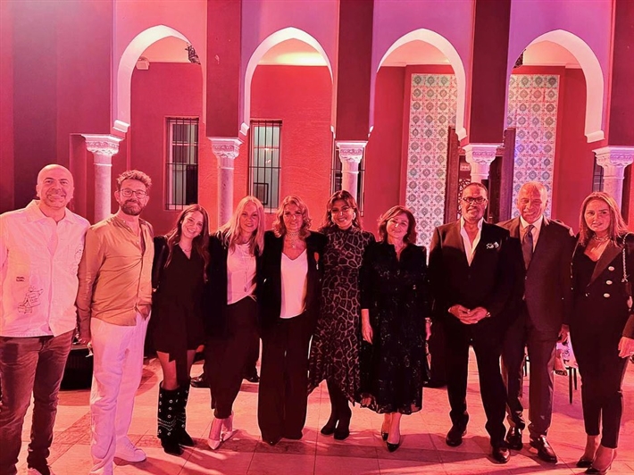 سفير فرنسا يكرم يسرا بوسام فارس جوقة بحضور زوجها وريهام حجاج وكندة علوش وإلهام شاهين والنجوم