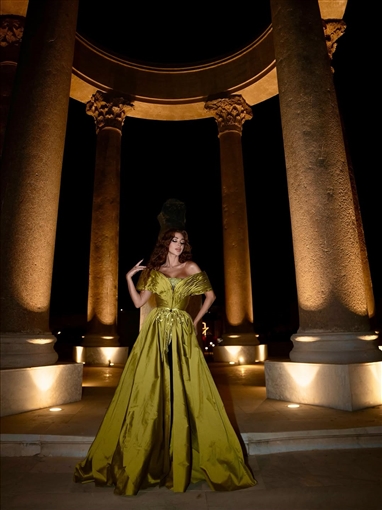 ميريام فارس بإطلالة ذهبية في حفلها بالمتحف الوطني في شرم الشيخ