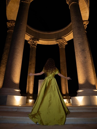 ميريام فارس بإطلالة ذهبية في حفلها بالمتحف الوطني في شرم الشيخ