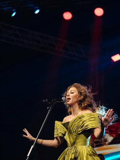 ميريام فارس بإطلالة ذهبية في حفلها بالمتحف الوطني في شرم الشيخ