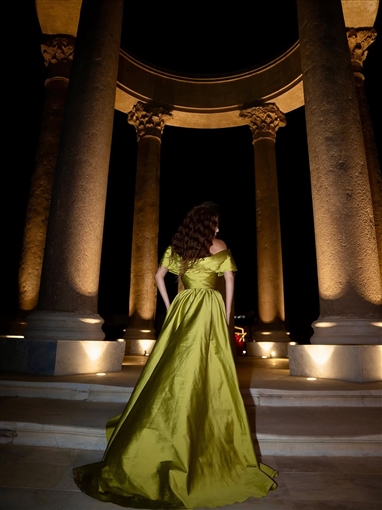 ميريام فارس بإطلالة ذهبية في حفلها بالمتحف الوطني في شرم الشيخ