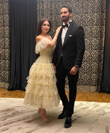 صيدلي ومهتم بنصائح التغذية ورجل أعمال كان صديقا مقربا من هيدي كرم لم يظهر مع مي من قبل وهذا فارق العمر بينهما 11 معلومة عن أحمد تيمور زوج مي عز الدين