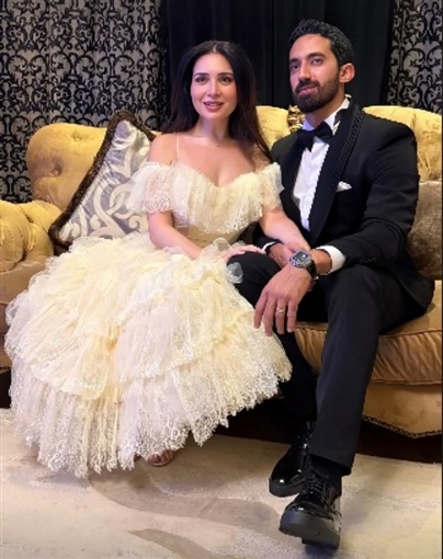 صيدلي ومهتم بنصائح التغذية ورجل أعمال كان صديقا مقربا من هيدي كرم لم يظهر مع مي من قبل وهذا فارق العمر بينهما 11 معلومة عن أحمد تيمور زوج مي عز الدين