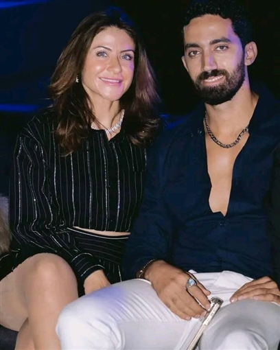 صيدلي ومهتم بنصائح التغذية ورجل أعمال كان صديقا مقربا من هيدي كرم لم يظهر مع مي من قبل وهذا فارق العمر بينهما 11 معلومة عن أحمد تيمور زوج مي عز الدين