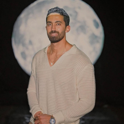 صيدلي ومهتم بنصائح التغذية ورجل أعمال كان صديقا مقربا من هيدي كرم لم يظهر مع مي من قبل وهذا فارق العمر بينهما 11 معلومة عن أحمد تيمور زوج مي عز الدين