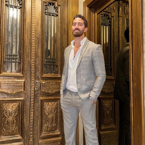 صيدلي ومهتم بنصائح التغذية ورجل أعمال كان صديقا مقربا من هيدي كرم لم يظهر مع مي من قبل وهذا فارق العمر بينهما 11 معلومة عن أحمد تيمور زوج مي عز الدين