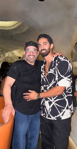 صيدلي ومهتم بنصائح التغذية ورجل أعمال كان صديقا مقربا من هيدي كرم لم يظهر مع مي من قبل وهذا فارق العمر بينهما 11 معلومة عن أحمد تيمور زوج مي عز الدين