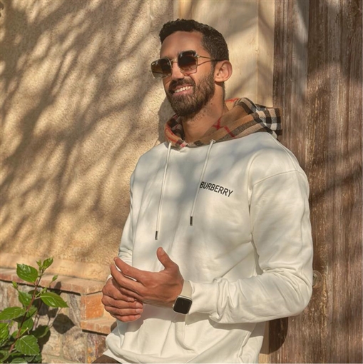 صيدلي ومهتم بنصائح التغذية ورجل أعمال كان صديقا مقربا من هيدي كرم لم يظهر مع مي من قبل وهذا فارق العمر بينهما 11 معلومة عن أحمد تيمور زوج مي عز الدين