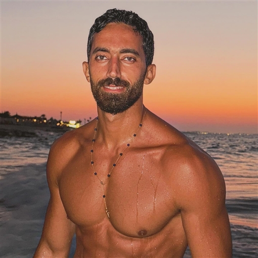 صيدلي ومهتم بنصائح التغذية ورجل أعمال كان صديقا مقربا من هيدي كرم لم يظهر مع مي من قبل وهذا فارق العمر بينهما 11 معلومة عن أحمد تيمور زوج مي عز الدين