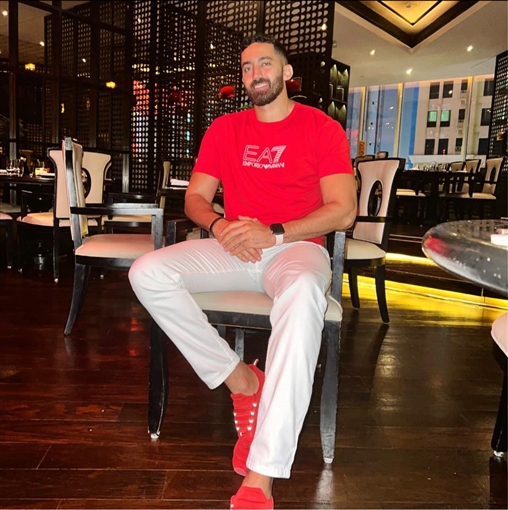 صيدلي ومهتم بنصائح التغذية ورجل أعمال كان صديقا مقربا من هيدي كرم لم يظهر مع مي من قبل وهذا فارق العمر بينهما 11 معلومة عن أحمد تيمور زوج مي عز الدين