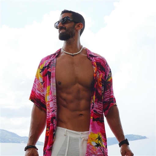 صيدلي ومهتم بنصائح التغذية ورجل أعمال كان صديقا مقربا من هيدي كرم لم يظهر مع مي من قبل وهذا فارق العمر بينهما 11 معلومة عن أحمد تيمور زوج مي عز الدين