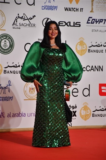 أروى جودة وميرهان حسين وأحمد السقا أول الواصلين على السجادة الحمراء لحفل افتتاح مهرجان القاهرة السينمائي