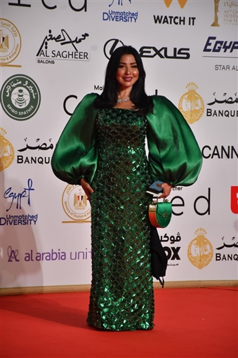 أروى جودة وميرهان حسين وأحمد السقا أول الواصلين على السجادة الحمراء لحفل افتتاح مهرجان القاهرة السينمائي