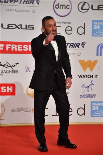 أروى جودة وميرهان حسين وأحمد السقا أول الواصلين على السجادة الحمراء لحفل افتتاح مهرجان القاهرة السينمائي