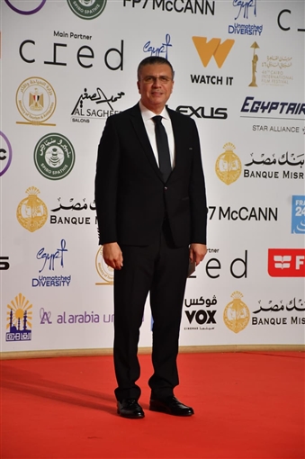 أروى جودة وميرهان حسين وأحمد السقا أول الواصلين على السجادة الحمراء لحفل افتتاح مهرجان القاهرة السينمائي