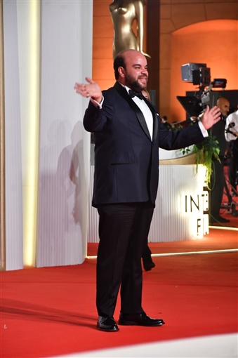 يسرا وحسين فهمي ونرمين الفقي على السجادة الحمراء لحفل افتتاح مهرجان القاهرة السينمائي 46