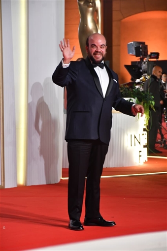 يسرا وحسين فهمي ونرمين الفقي على السجادة الحمراء لحفل افتتاح مهرجان القاهرة السينمائي 46