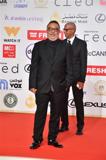 يسرا وحسين فهمي ونرمين الفقي على السجادة الحمراء لحفل افتتاح مهرجان القاهرة السينمائي 46