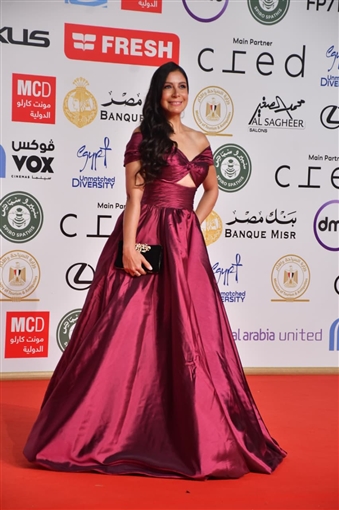 يسرا وحسين فهمي ونرمين الفقي على السجادة الحمراء لحفل افتتاح مهرجان القاهرة السينمائي 46