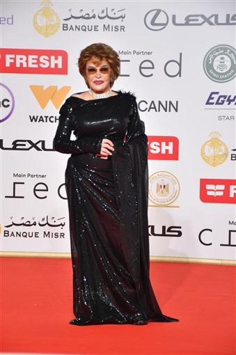 يسرا وحسين فهمي ونرمين الفقي على السجادة الحمراء لحفل افتتاح مهرجان القاهرة السينمائي 46