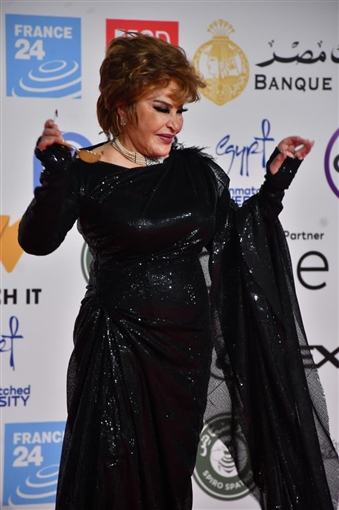 يسرا وحسين فهمي ونرمين الفقي على السجادة الحمراء لحفل افتتاح مهرجان القاهرة السينمائي 46