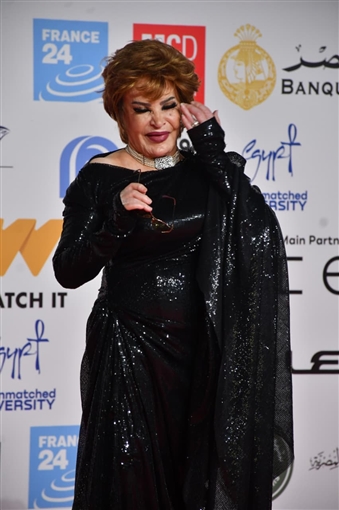 يسرا وحسين فهمي ونرمين الفقي على السجادة الحمراء لحفل افتتاح مهرجان القاهرة السينمائي 46