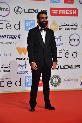 يسرا وحسين فهمي ونرمين الفقي على السجادة الحمراء لحفل افتتاح مهرجان القاهرة السينمائي 46