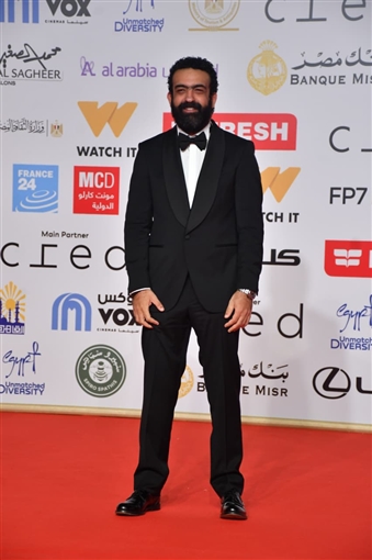 يسرا وحسين فهمي ونرمين الفقي على السجادة الحمراء لحفل افتتاح مهرجان القاهرة السينمائي 46