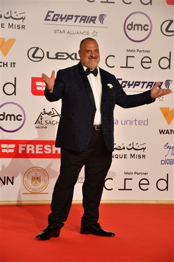 يسرا وحسين فهمي ونرمين الفقي على السجادة الحمراء لحفل افتتاح مهرجان القاهرة السينمائي 46