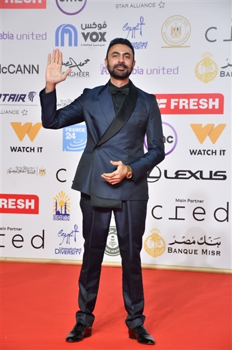 يسرا وحسين فهمي ونرمين الفقي على السجادة الحمراء لحفل افتتاح مهرجان القاهرة السينمائي 46