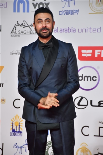 يسرا وحسين فهمي ونرمين الفقي على السجادة الحمراء لحفل افتتاح مهرجان القاهرة السينمائي 46