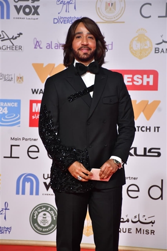 يسرا وحسين فهمي ونرمين الفقي على السجادة الحمراء لحفل افتتاح مهرجان القاهرة السينمائي 46