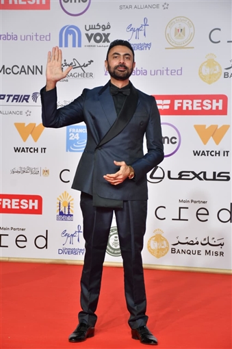 يسرا وحسين فهمي ونرمين الفقي على السجادة الحمراء لحفل افتتاح مهرجان القاهرة السينمائي 46