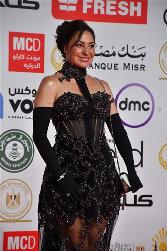 يسرا وحسين فهمي ونرمين الفقي على السجادة الحمراء لحفل افتتاح مهرجان القاهرة السينمائي 46