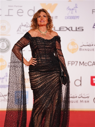 الأسود يسيطر على إطلالات النجمات في حفل افتتاح مهرجان القاهرة السينمائي 46