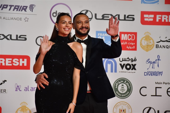 ثنائيات على السجادة الحمراء في حفل افتتاح مهرجان القاهرة السينمائي