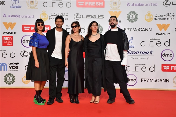 حسين فهمي وصبري فواز ونيكولا معوض على السجادة الحمراء لفيلم ضايل عنا عرض بمهرجان القاهرة السينمائي