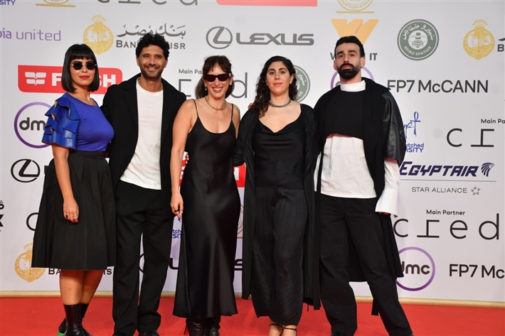 حسين فهمي وصبري فواز ونيكولا معوض على السجادة الحمراء لفيلم ضايل عنا عرض بمهرجان القاهرة السينمائي
