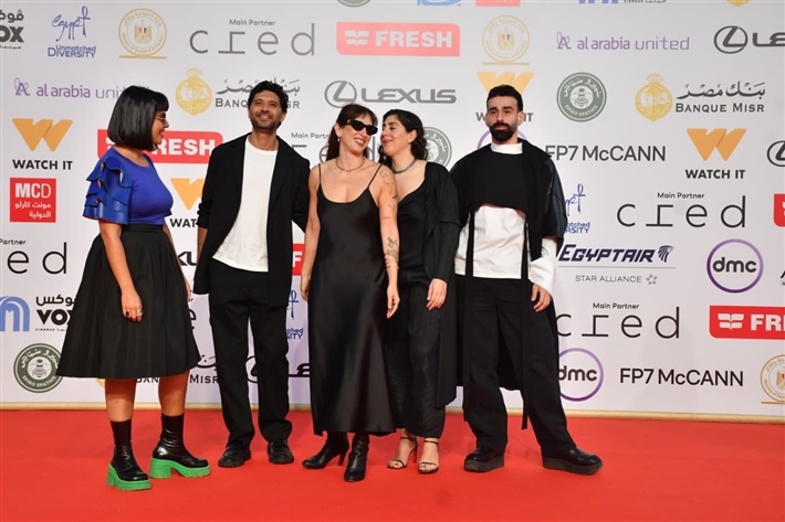 حسين فهمي وصبري فواز ونيكولا معوض على السجادة الحمراء لفيلم ضايل عنا عرض بمهرجان القاهرة السينمائي