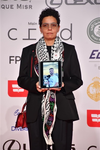 حسين فهمي وصبري فواز ونيكولا معوض على السجادة الحمراء لفيلم ضايل عنا عرض بمهرجان القاهرة السينمائي