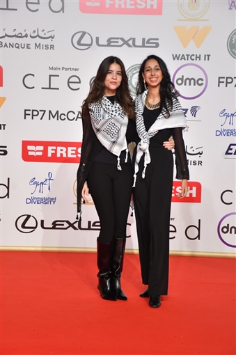 حسين فهمي وصبري فواز ونيكولا معوض على السجادة الحمراء لفيلم ضايل عنا عرض بمهرجان القاهرة السينمائي