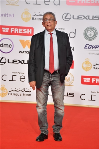 حسين فهمي وصبري فواز ونيكولا معوض على السجادة الحمراء لفيلم ضايل عنا عرض بمهرجان القاهرة السينمائي