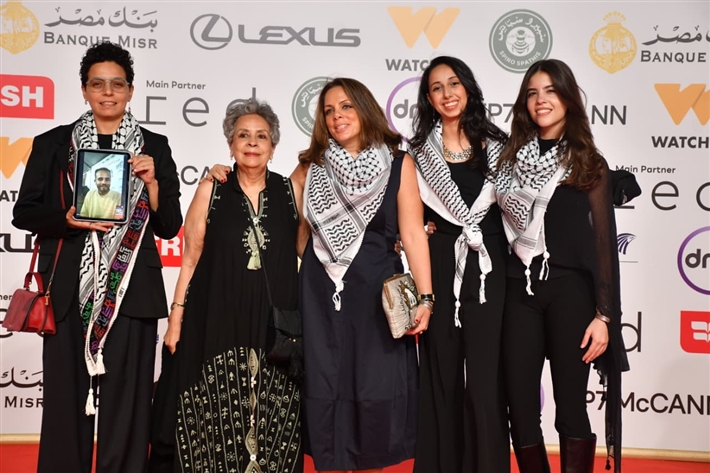 حسين فهمي وصبري فواز ونيكولا معوض على السجادة الحمراء لفيلم ضايل عنا عرض بمهرجان القاهرة السينمائي