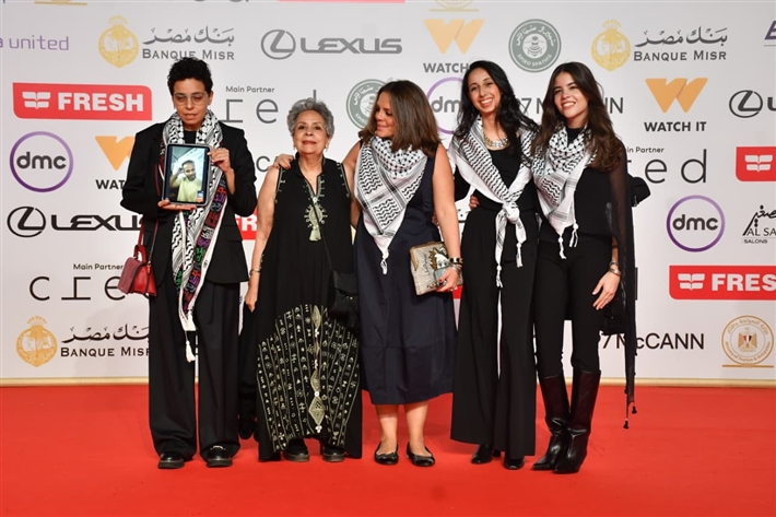 حسين فهمي وصبري فواز ونيكولا معوض على السجادة الحمراء لفيلم ضايل عنا عرض بمهرجان القاهرة السينمائي