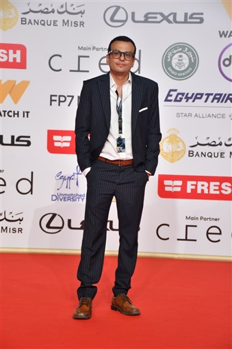 حسين فهمي وصبري فواز ونيكولا معوض على السجادة الحمراء لفيلم ضايل عنا عرض بمهرجان القاهرة السينمائي