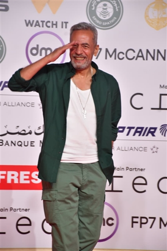 حسين فهمي وصبري فواز ونيكولا معوض على السجادة الحمراء لفيلم ضايل عنا عرض بمهرجان القاهرة السينمائي