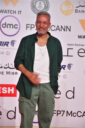 حسين فهمي وصبري فواز ونيكولا معوض على السجادة الحمراء لفيلم ضايل عنا عرض بمهرجان القاهرة السينمائي