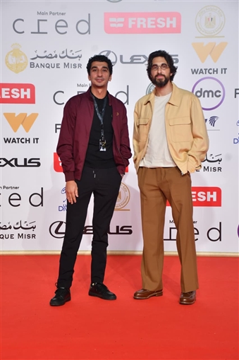 حسين فهمي وصبري فواز ونيكولا معوض على السجادة الحمراء لفيلم ضايل عنا عرض بمهرجان القاهرة السينمائي