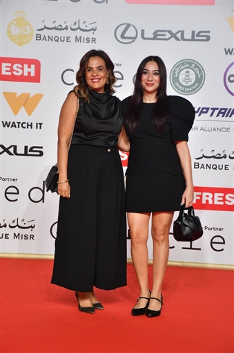 حسين فهمي وصبري فواز ونيكولا معوض على السجادة الحمراء لفيلم ضايل عنا عرض بمهرجان القاهرة السينمائي