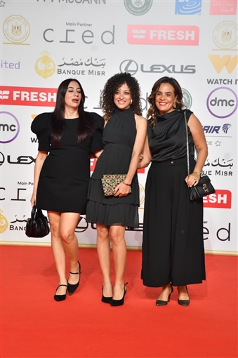 حسين فهمي وصبري فواز ونيكولا معوض على السجادة الحمراء لفيلم ضايل عنا عرض بمهرجان القاهرة السينمائي